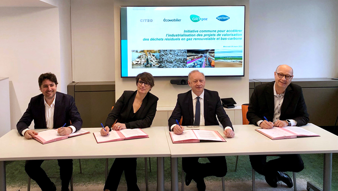 Signature de l'initiative commune en présence des partenaires : Citeo, Eco-mobilier, GRTgaz et le Syctom