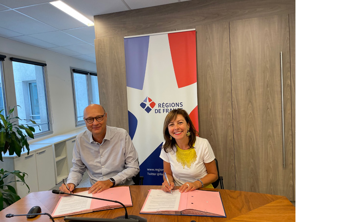 Thierry Trouvé and Carole Delga signing the partnership agreement - photo credit: Agnès Boulard